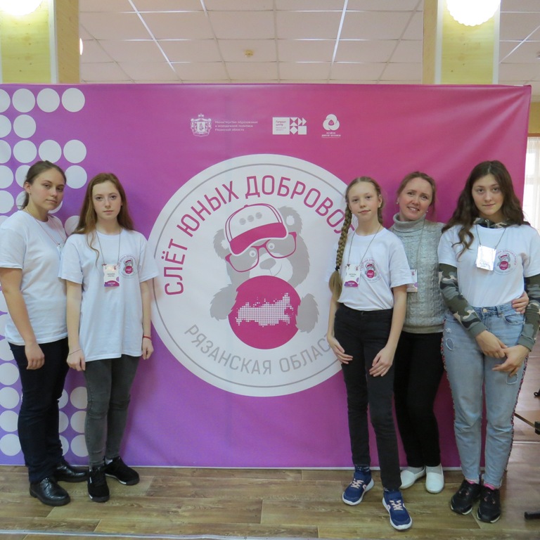 Юные добровольцы волонтеры. Серебряные волонтеры. Юные добровольцы волонтеры. Волонтерство надпись. Юный доброволец.